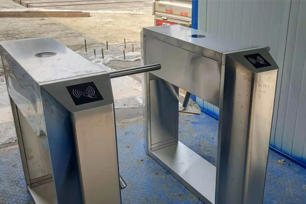 吾悅廣場第三批員工實(shí)名制通道道閘機(jī)安裝
